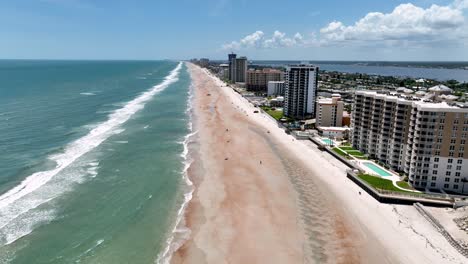 la inclinación aérea de la playa hacia abajo en daytona beach, florida.