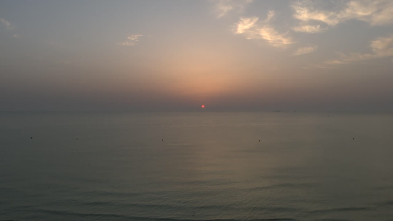 바다 위의 해가 뜨는 것