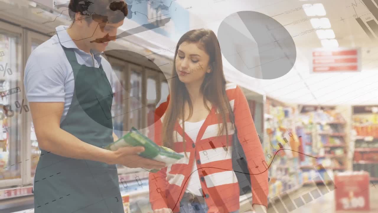 procesamiento de datos financieros contra un asistente de tienda masculino que asesora a una mujer en una tienda de comestibles