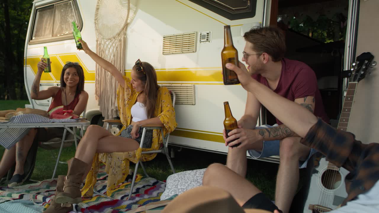 캠핑하는 동안 친구들이 토스트하는 동영상.