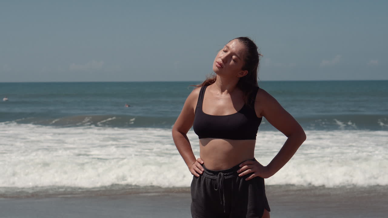 해변에서 어있는 여자