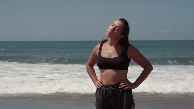 Donna che si allunga sulla spiaggia