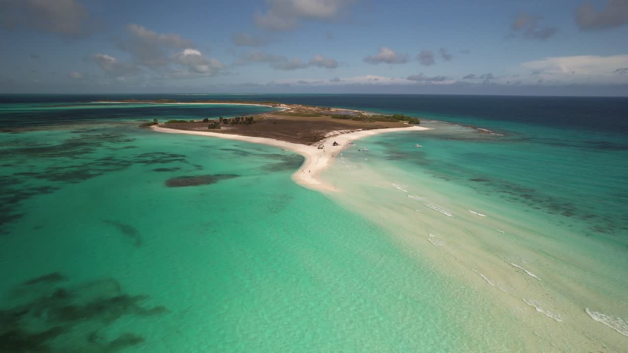 una pequeña isla tropical con playas de arena blanca y aguas turquesas, vista aérea