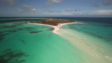 Una-Pequeña-Isla-Tropical-Con-Playas-De-Arena-Blanca-Y-Aguas-Turquesas,-Vista-Aérea