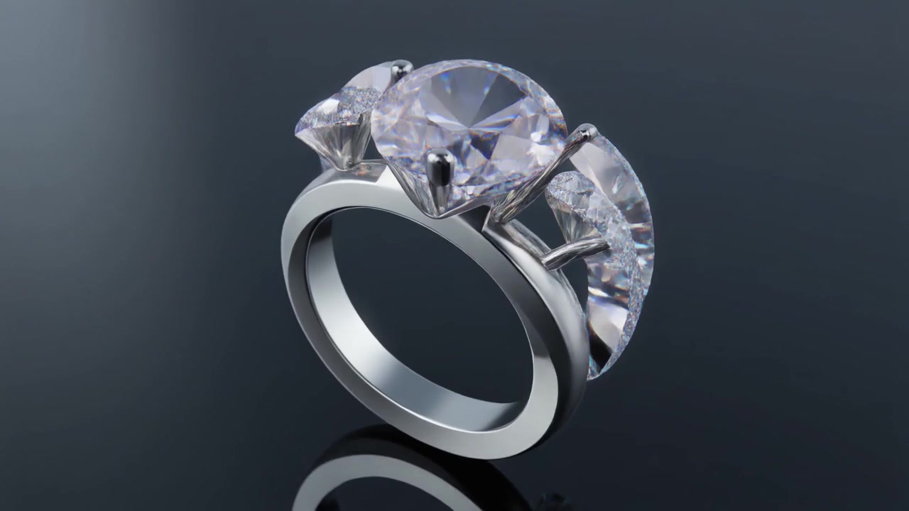 Roterende diamantforlovelsesring på mørk reflekterende overflate