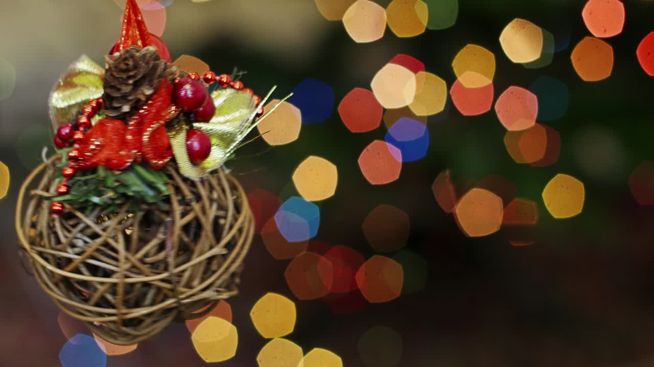 brinquedo de madeira girando em luzes bokeh. área de título