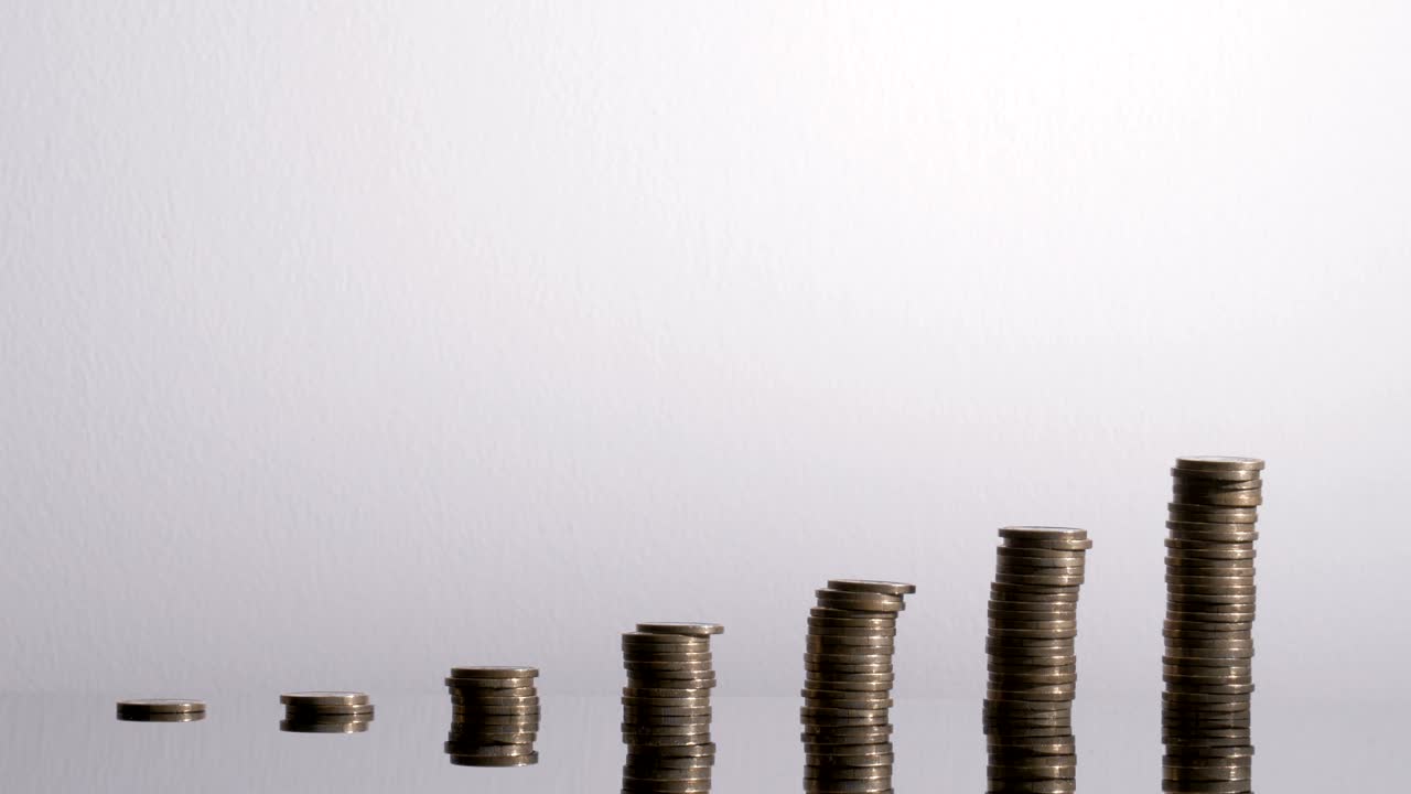 la mano del hombre de negocios da un paseo por las pilas de monedas.