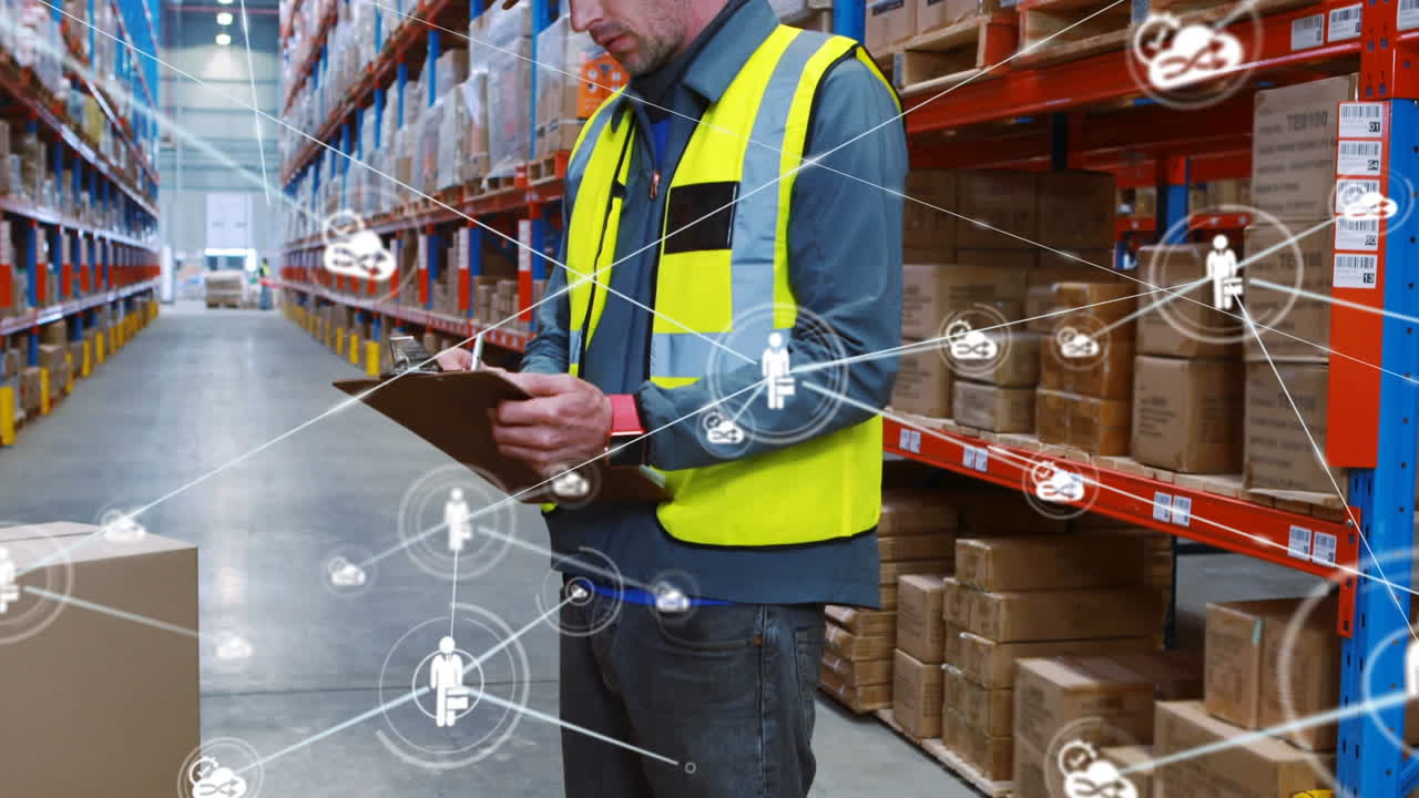 animación de una red de iconos digitales sobre un trabajador caucásico escribiendo en el clipboard en un almacén.