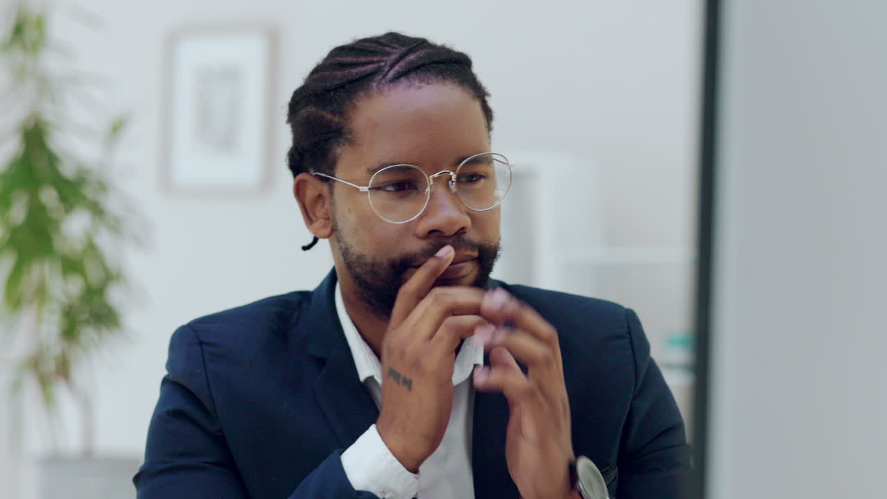 hombre de negocios negro, pensando