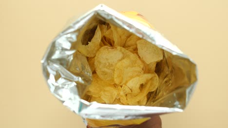 bolsa abierta de papas fritas