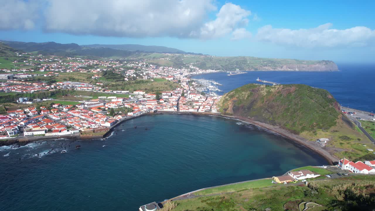 Ripresa aerea con inclinazione verso il basso che rivela l'intera baia di Horta di fronte a Porto Pim e Monte Queimado