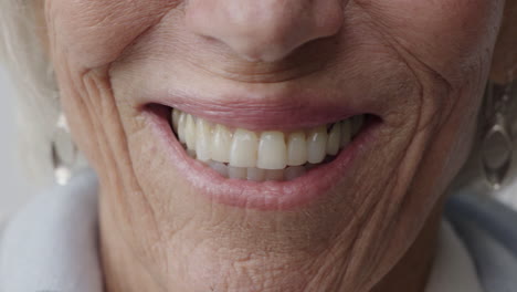 Cerrar-La-Boca-De-Una-Mujer-De-Mediana-Edad-Sonriendo-Feliz-Y-Senior-Dientes-Femeninos-Salud-Dental