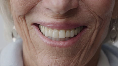 cerrar la boca de una mujer de mediana edad sonriendo felices dientes femeninos de edad avanzada salud dental