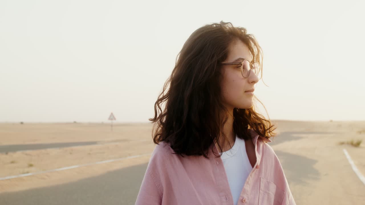 adolescente en el paisaje del desierto