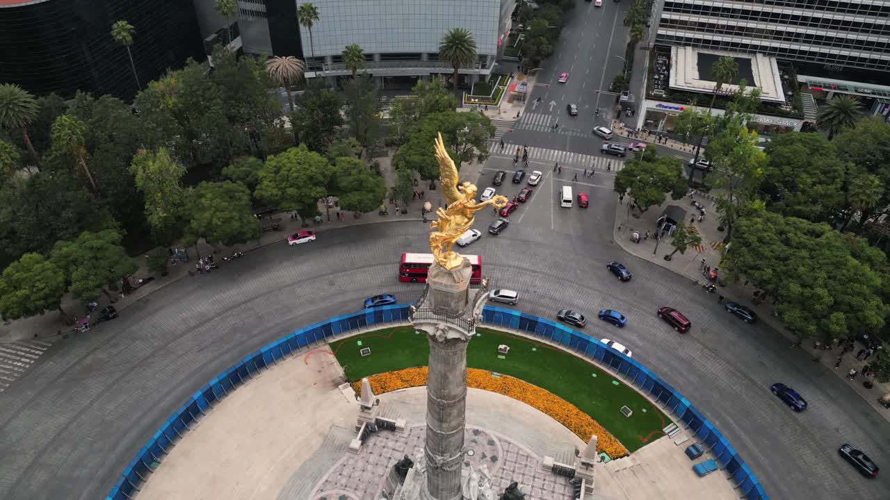 video aéreo, ángel de la independencia y su rotonda en el paseo de la reforma avenida, ciudad de méxico