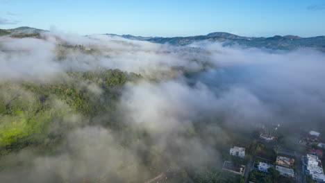 impresionante vista aérea mágica de las montañas con niebla densa y un río, clima invernal en el caribe por la mañana