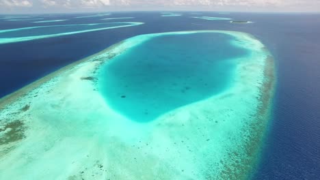 Una-Vista-Aérea-Muestra-El-Arrecife-En-Las-Afueras-De-Maldivas.