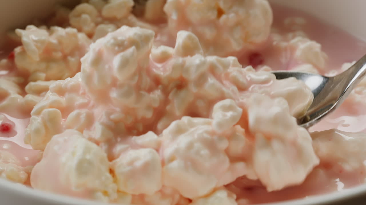 queso cottage y leche fresca yogur y yogur, yogur, kéfir, ayran, lassi en vaso con bayas frutas, bebida láctea fermentada fría probiótica, desayuno sabroso.