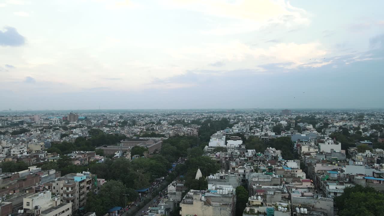 4k tomas aéreas de los suburbios residenciales de nueva delhi en un hermoso día deslizándose sobre techos, calles, parques y mercados en la india