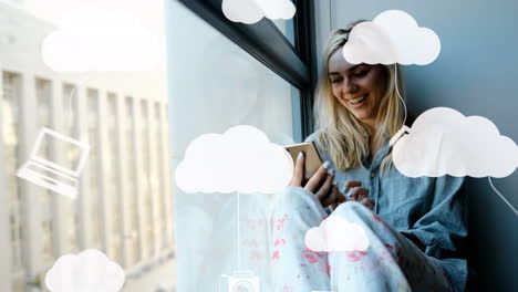 animación de nubes digitales con iconos sobre una mujer que usa un teléfono inteligente