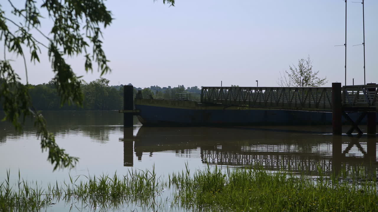 지상에서 다리까지 뻗어 있는 해안 가장자리에 버려진 배