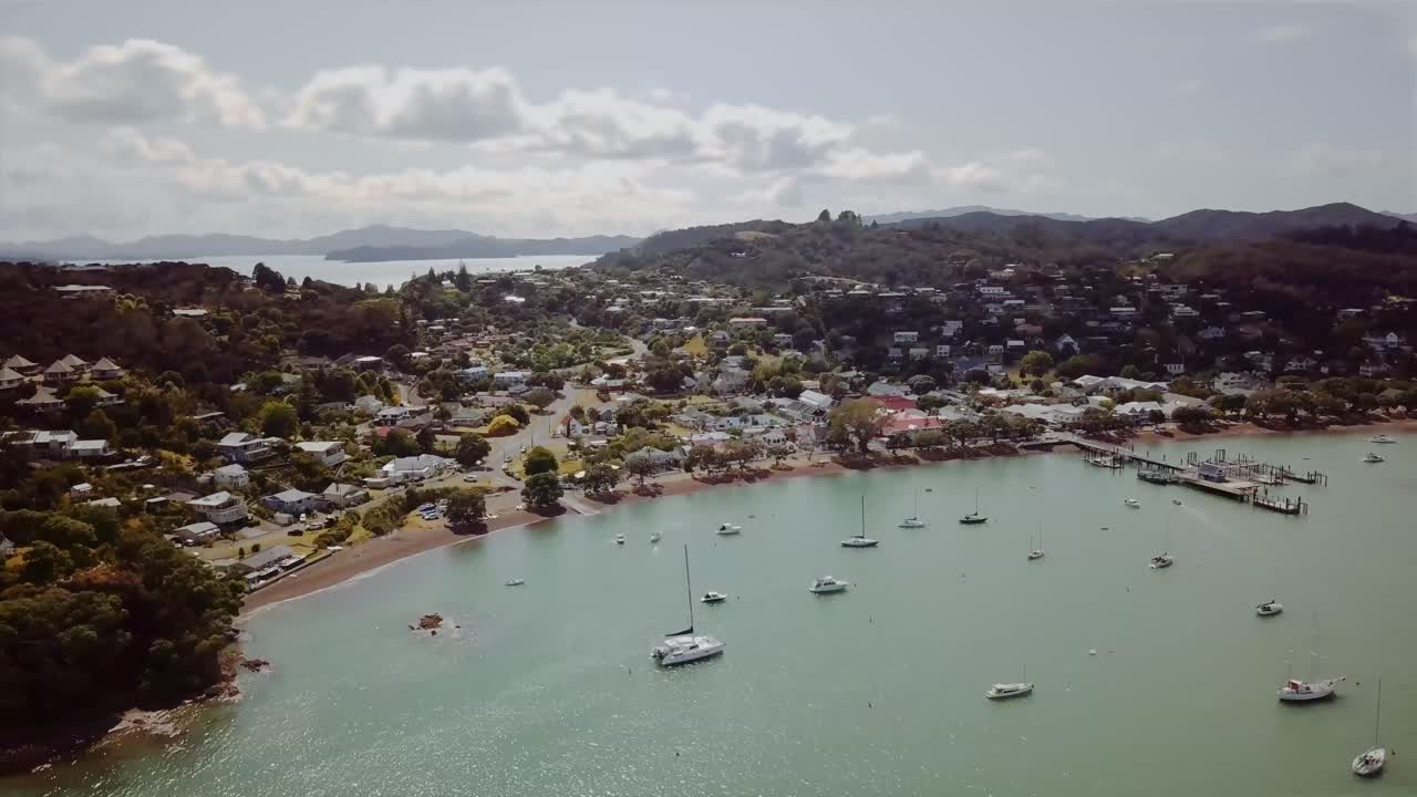 seguimiento aéreo alrededor del municipio de russel mientras los barcos están anclados en un día de verano