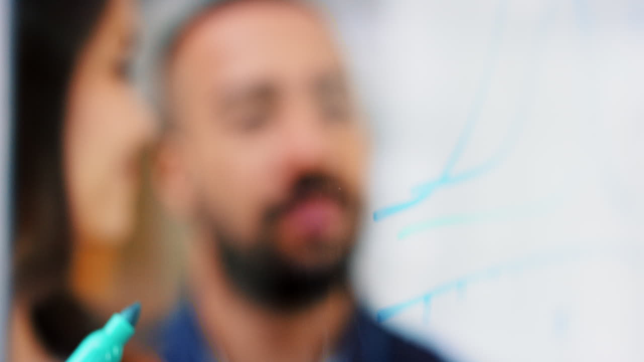 reunión de negocios con tablero blanco