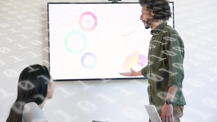 Presentador señalando gráficos circulares superpuestos, indicando y explicándole sobre negocios a un asistente