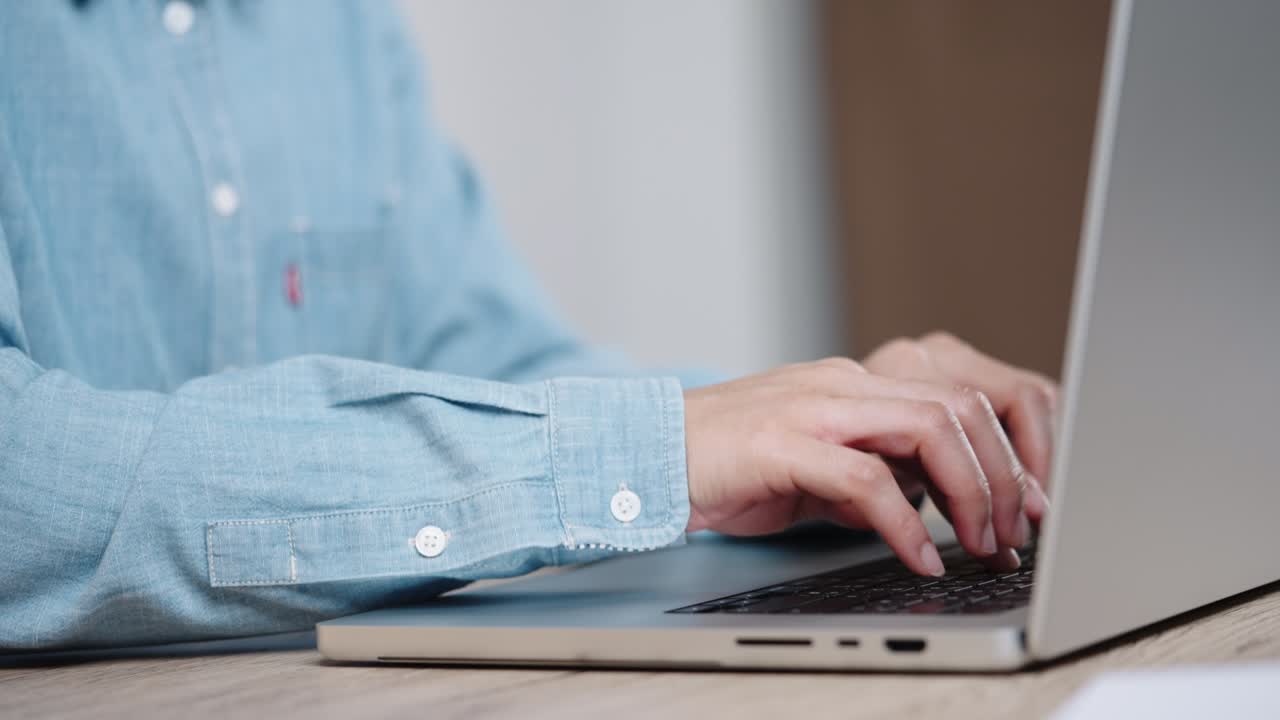 노트북 컴퓨터 키보드에서 정보를 검색하고, 온라인 커뮤니케이션 지원, 마케팅 연구, 밤에 사무실 책상에서 비즈니스 보고서를 입력하는 사업가의 손의 근접 촬영.