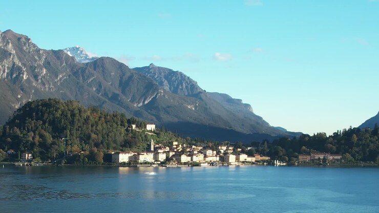 Vista aerea di un incantevole villaggio sulle Alpi italiane vicino al lago