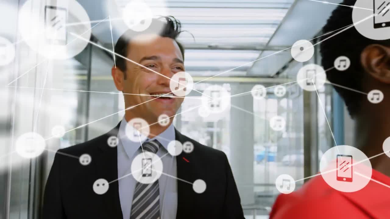 복도에서 는 동안 웃고 토론하는 다양한 동료 직원들에 대한 연결된 아이콘의 애니메이션