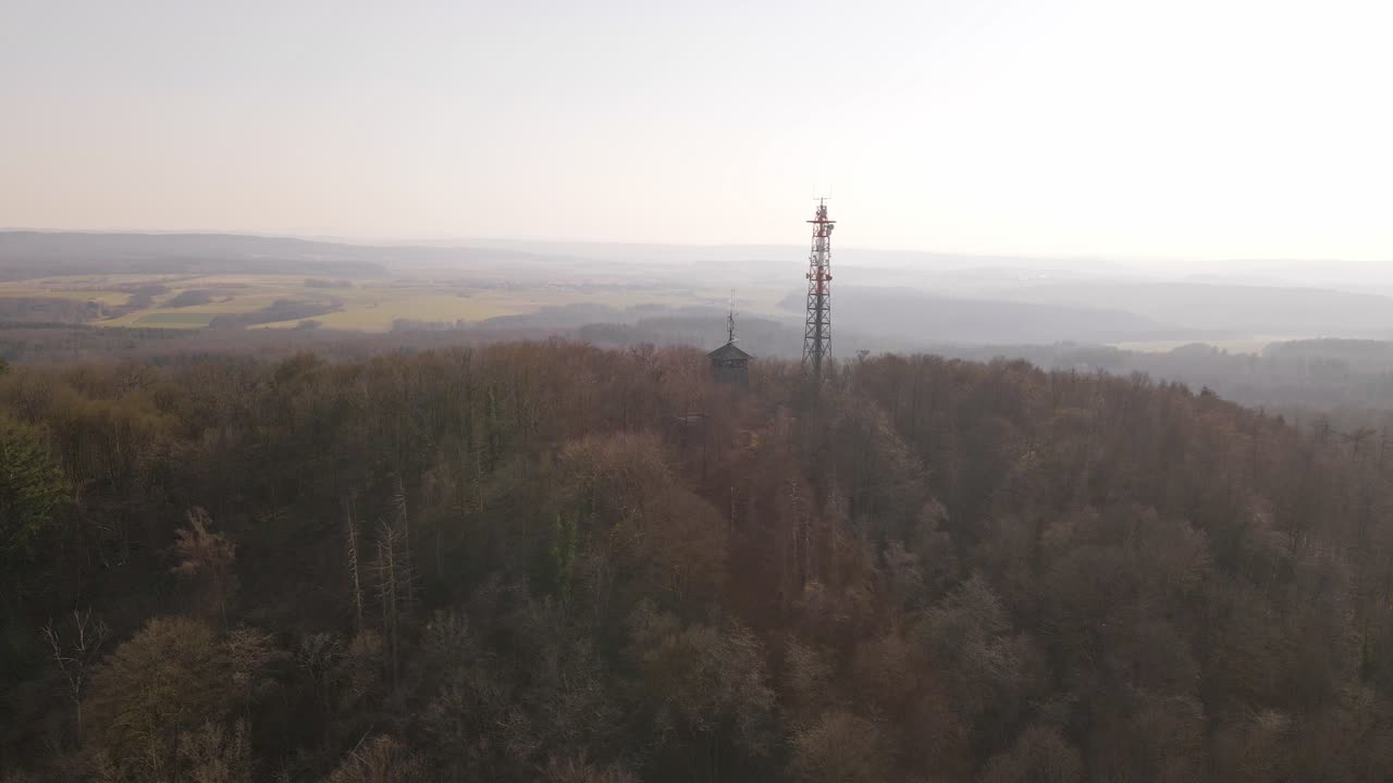 Ripresa aerea rotante delle torri televisive e di comunicazione a Stoppelberg