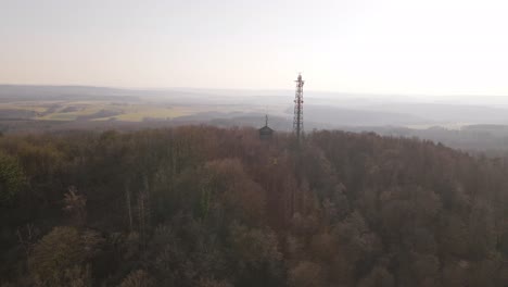 Rotierende-Luftaufnahme-Der-Fernseh--Und-Kommunikationstürme-Am-Stoppelberg