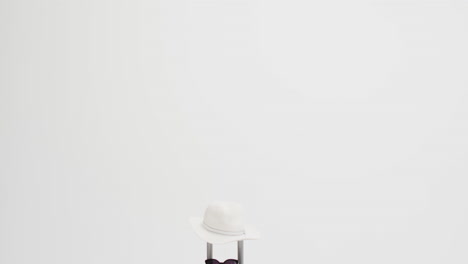 primer plano de la maleta, la cámara, las gafas de sol y el sombrero de sol con espacio de copia sobre un fondo blanco