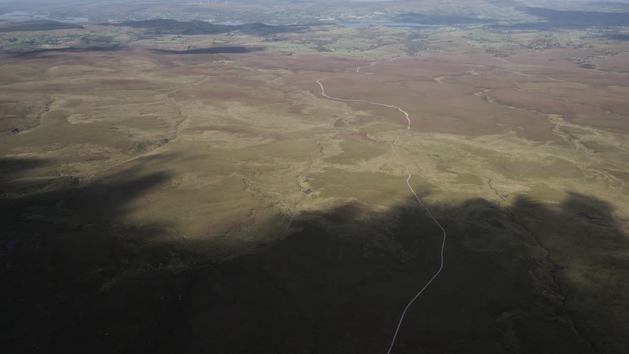 вид с воздуха на дощатую тропу, проходящую через поля и верховое болото