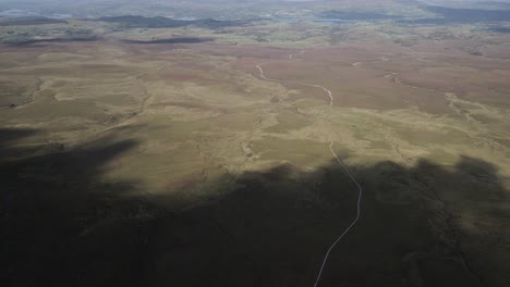 vista aérea del sendero del paseo marítimo a través de campos y pantanos de manta