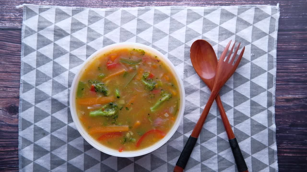 sopa de verduras en un arco en la mesa, vista de arriba
