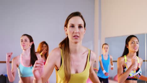 Gruppe-Von-Frauen,-Die-Aerobic-Übungen-Durchführen