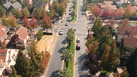 Aufsteigende-Luftdrohnenaufnahme-Einer-Straße-In-Einem-Wohngebiet