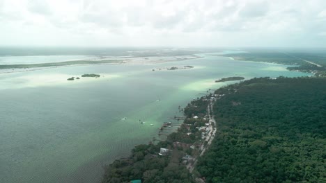 Die-Laggon-Von-Bacalar-Im-Südosten-Von-Mexiko-Aus-Der-Luft-Gesehen