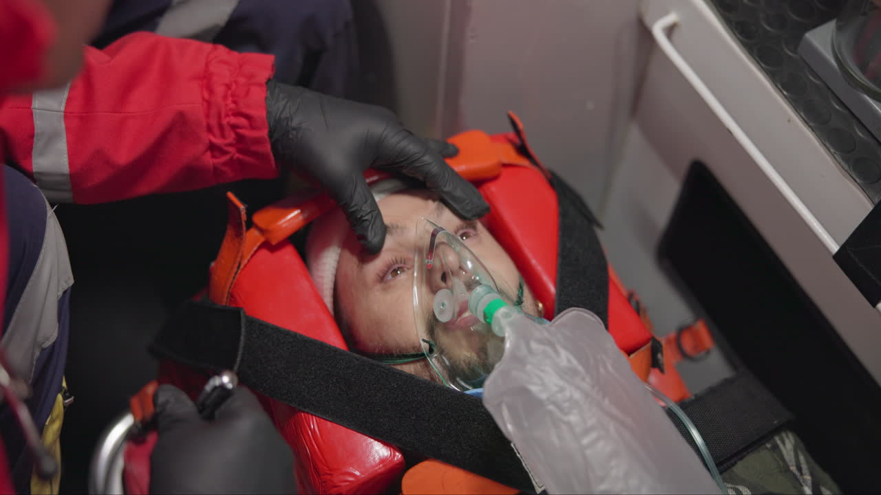 hombre, paciente y paramédico en primeros auxilios