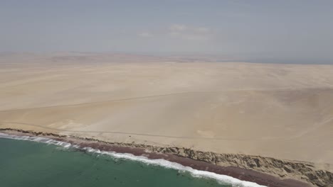 In-Paracas-National-Reserve,-Pacific-ocean-meets-endless-desert-sand