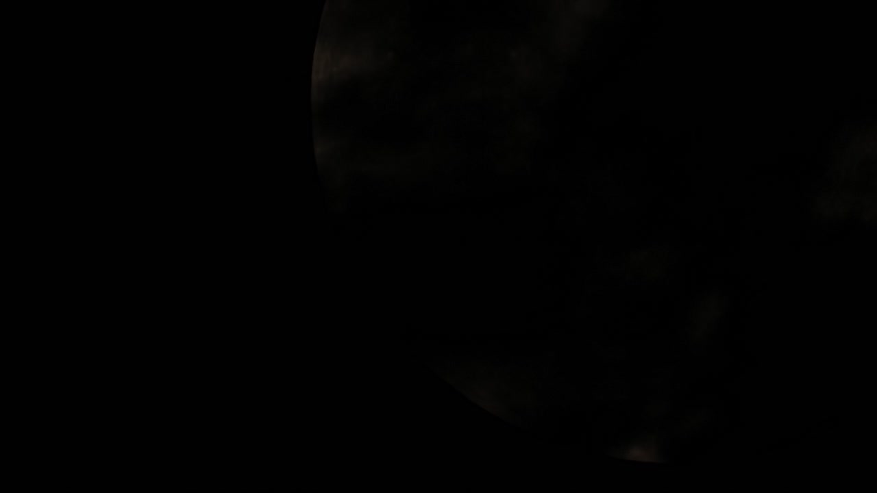 majestuosos cráteres de luna llena revelados por las nubes que pasan, cielo nocturno, de cerca