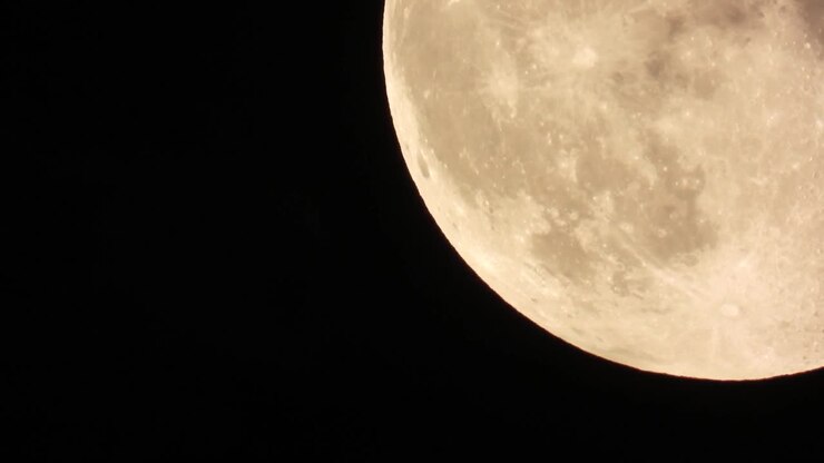 Majestuosos cráteres de luna llena revelados por nubes pasajeras, cielo nocturno, primer plano.
