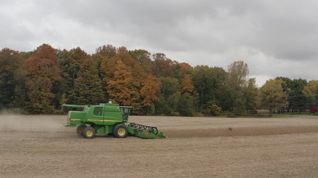 콤바인 수확 공중 떠오르는 단풍 콩 음식물 쓰레기 생산 수확 추수 감사절