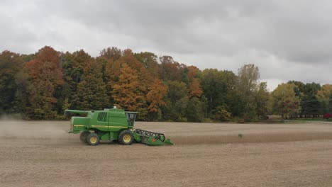 Mähdrescher-Ernten-Luft-Steigend-Herbstfarben-Sojabohnen-Lebensmittelverschwendung-Produktion-Ernte-Erntedankfest