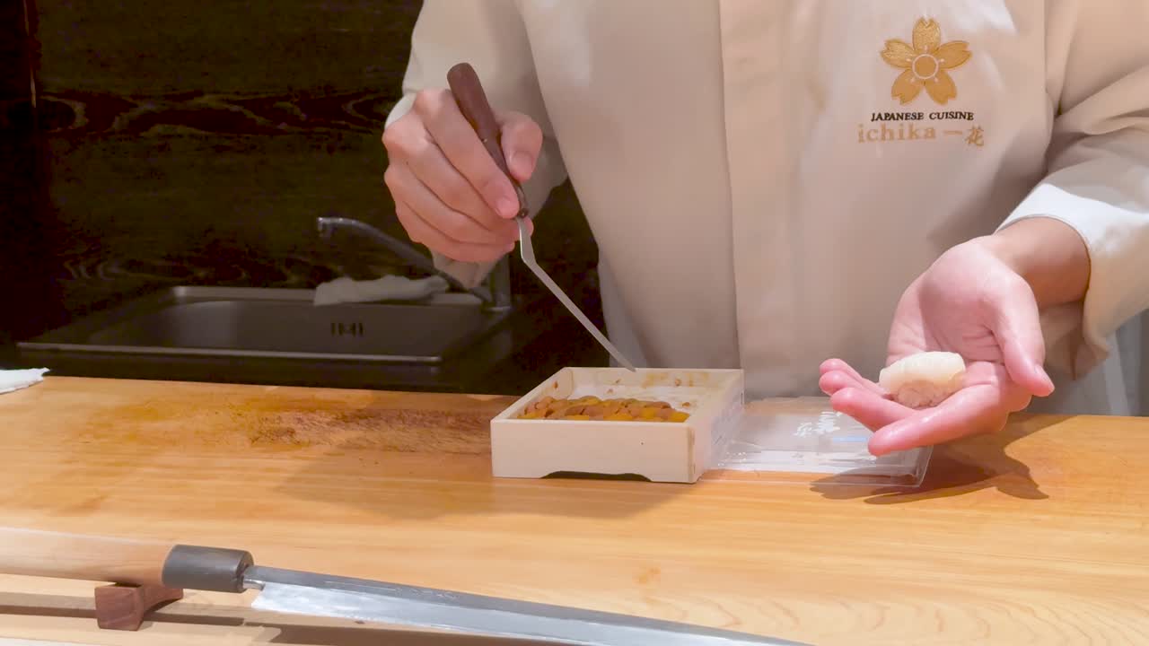 chef elaborando sushi con precisión y cuidado