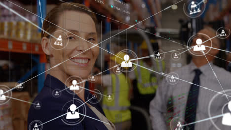 animación de iconos de perfil conectados con líneas sobre una mujer caucásica sonriente de pie en el almacén