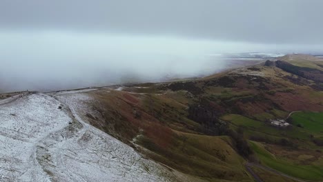 Vista-Aérea,-Mam-Tor,-Distrito-Pico,-Montaña,-Inglaterra-Tormenta-De-Nieve-En-El-Horizonte