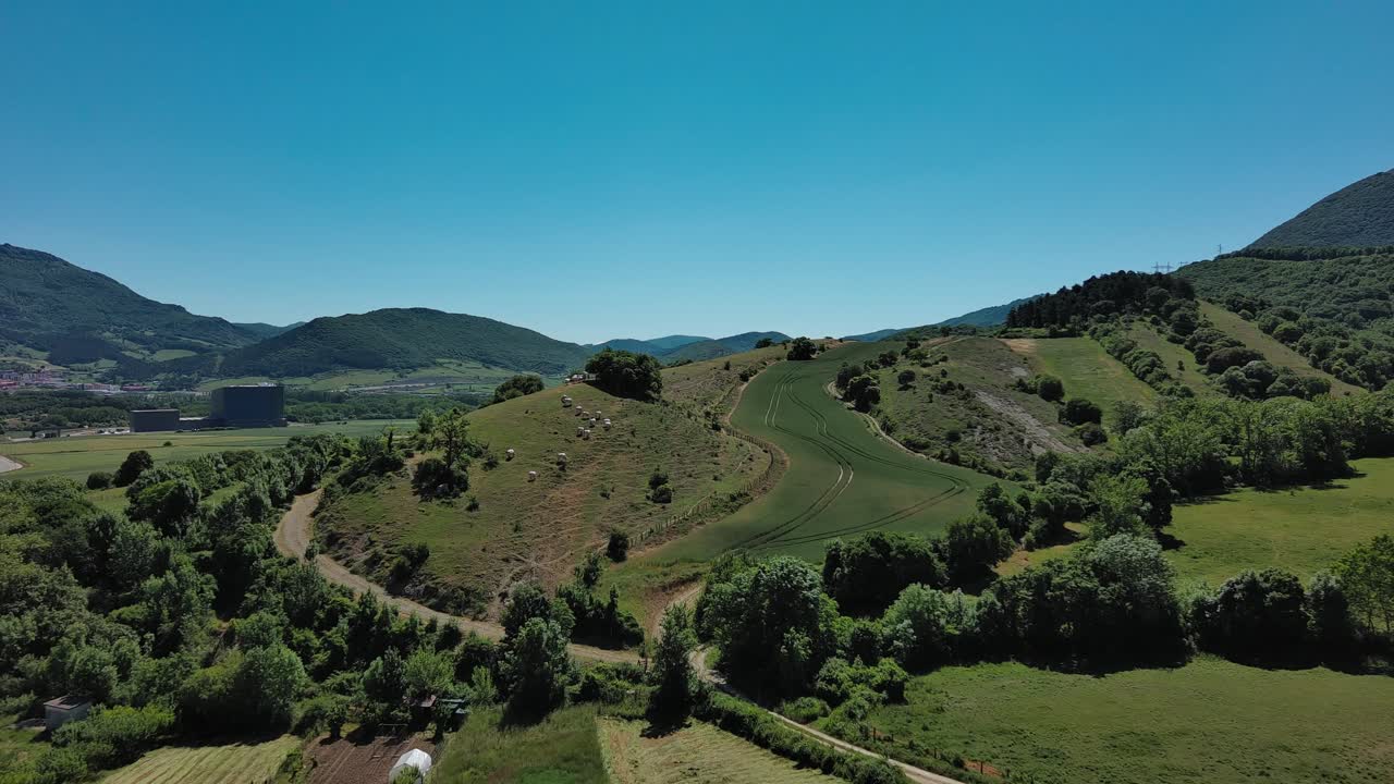 Colline verdi e campi coltivati nei Paesi Baschi, cielo azzurro limpido, giornata di sole, vista aerea